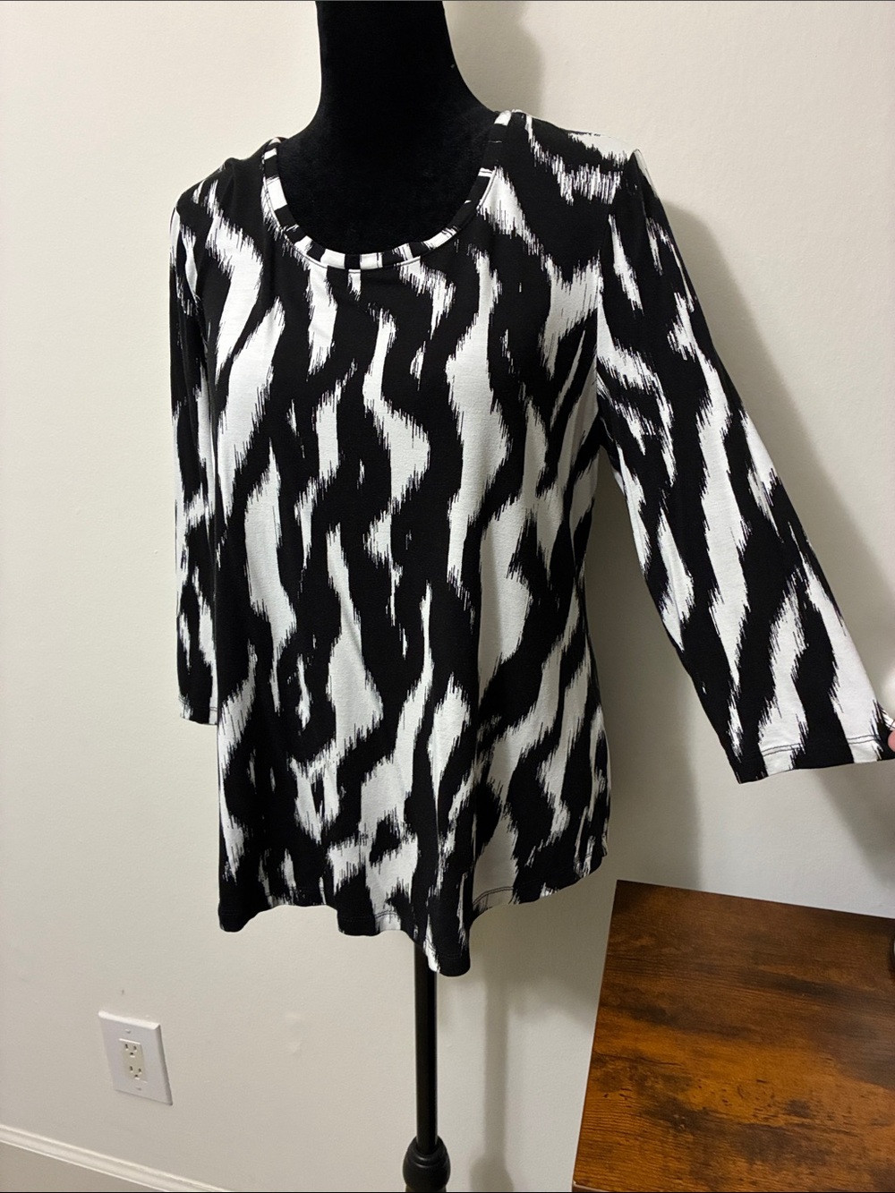 JM Collection Black and White Patterned Long Sleeve Scoop Neck Top